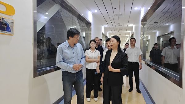 河南證監(jiān)局黨委書(shū)記、局長(zhǎng)李鋼一行蒞臨公司調(diào)研指導(dǎo)